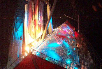 A festa, vista do passadio -- uma ponte l no alto do navio